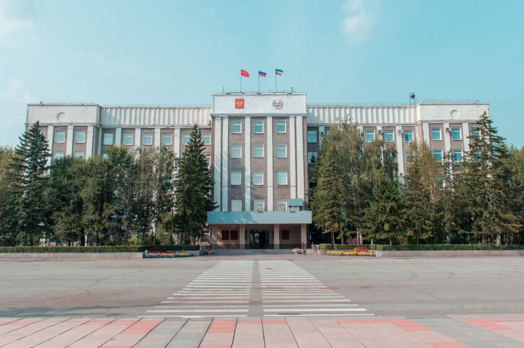 Правительство республики хакасия. Верховный совет Республики Хакасия здание. Здание Верховного совета Хакасии. Верховный совет Абакан. Дом советов Хакасия.